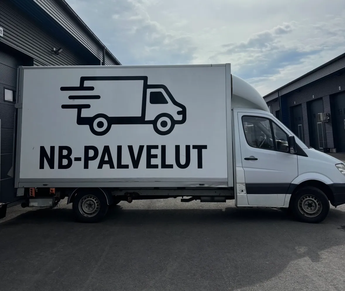 NB-Palveluiden kuorma-auto logolla kuljetuskeikalla